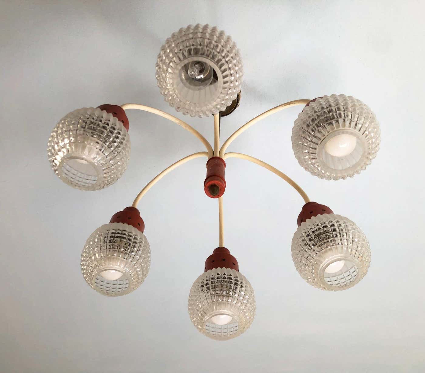 Lampadario italiano originale anni 70 a sei luci colore arancione e crema