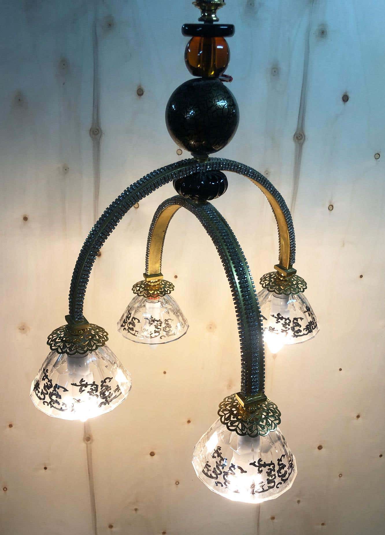 Lampadario dorato con strass a quattro luci