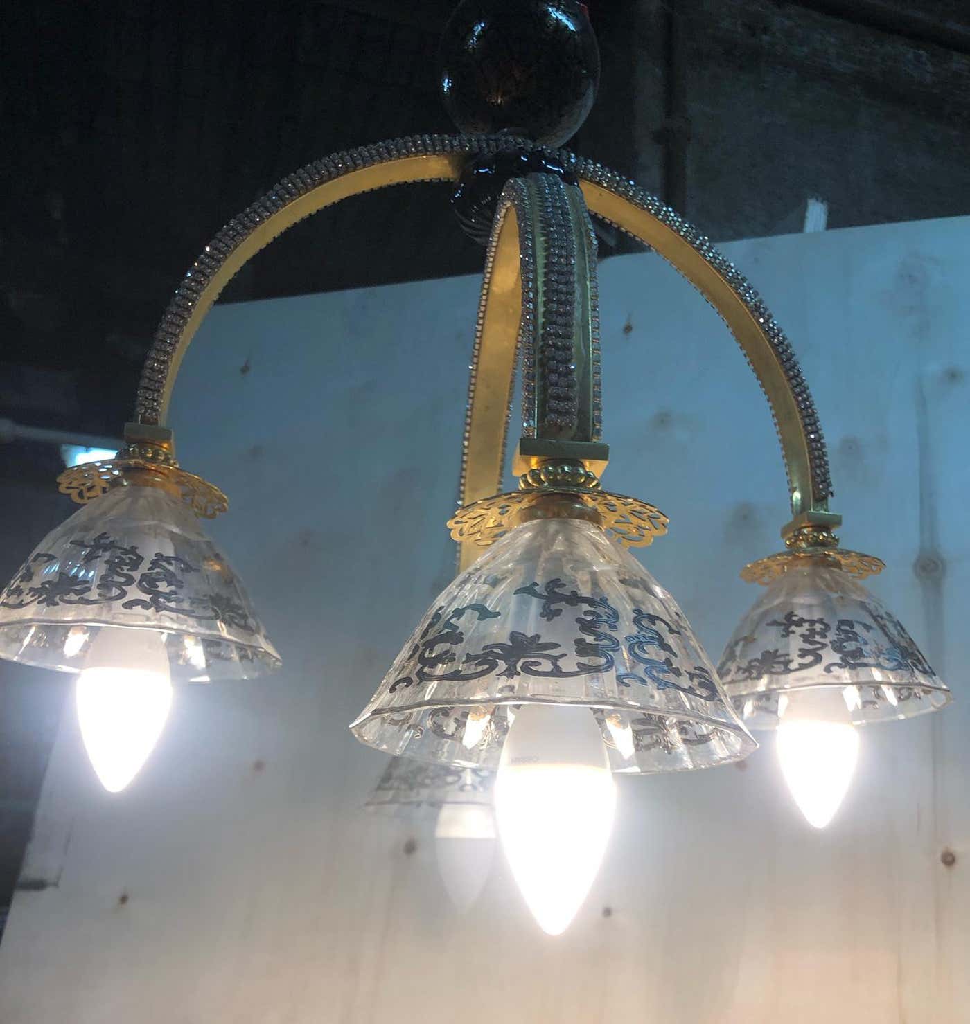 Lampadario dorato con strass a quattro luci