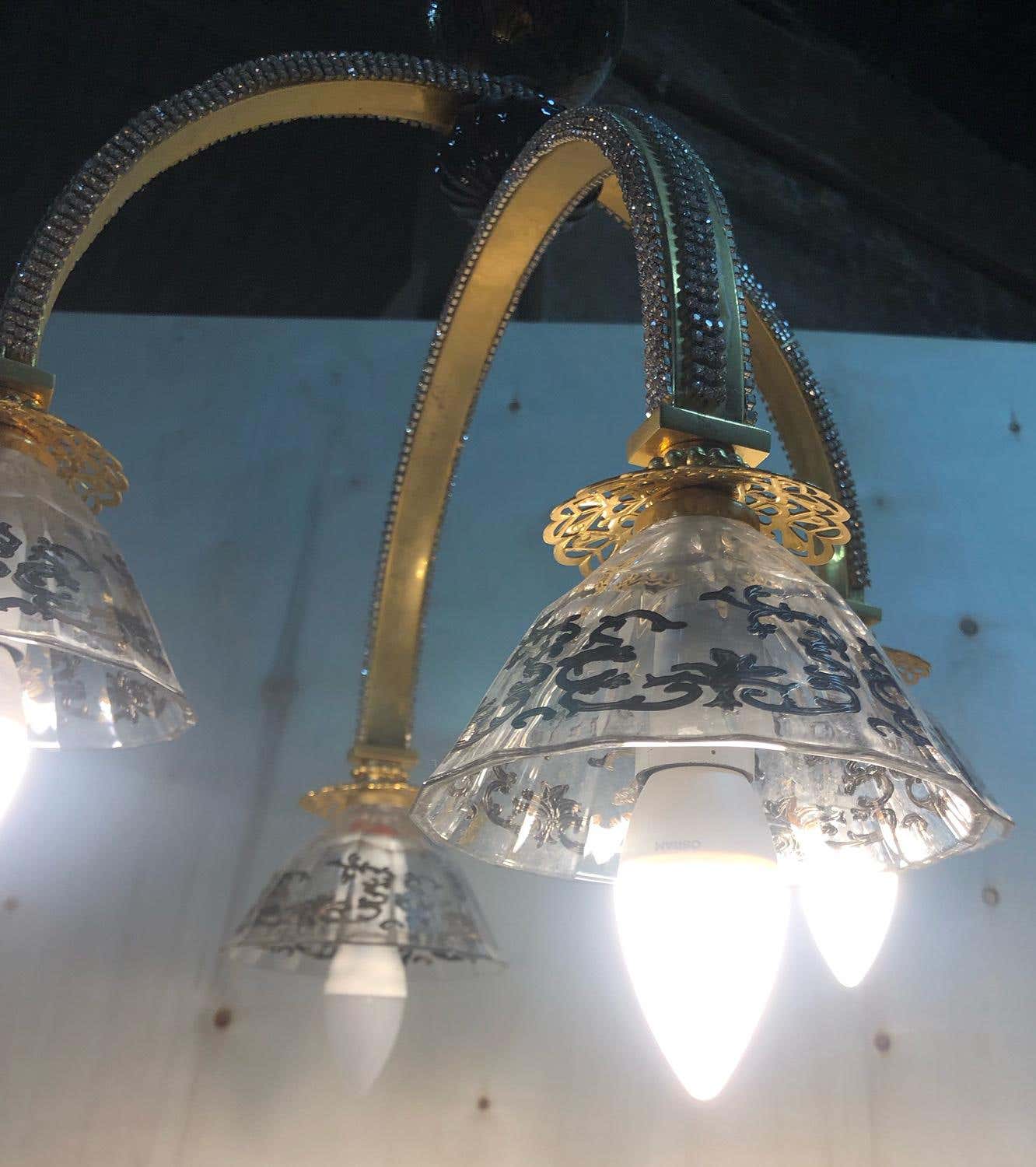 Lampadario dorato con strass a quattro luci