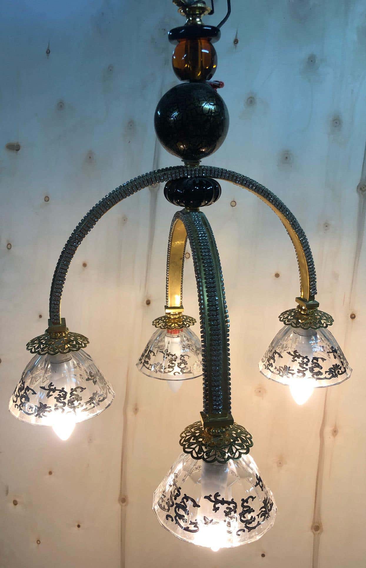 Lampadario dorato con strass a quattro luci